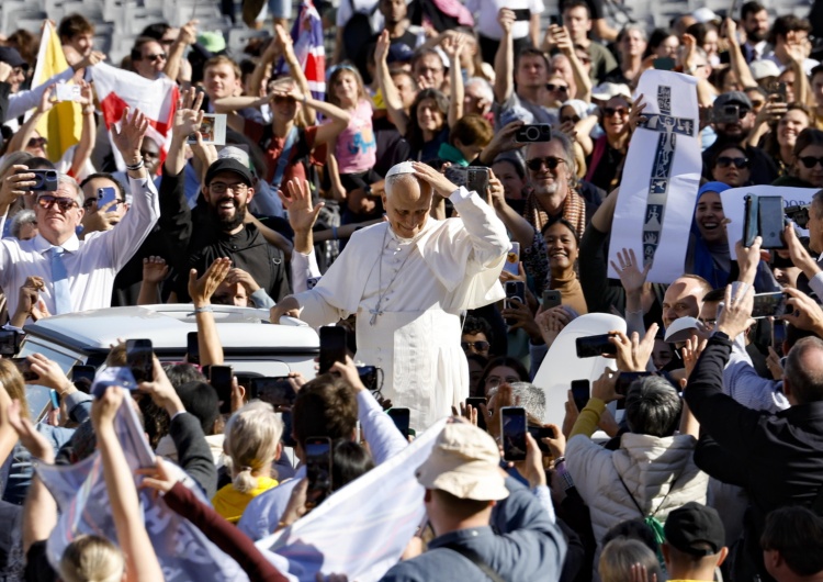 Leon XIV z wiernymi na Placu św. Piotra Papież: tajemnica obcowania świętych przypomina o przeznaczeniu ludzkości