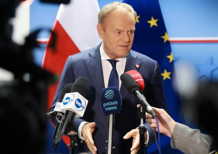 Premier Donald Tusk Orban o Tusku: Nie może zmienić kursu, ponieważ uczynił z Polski wasala Brukseli