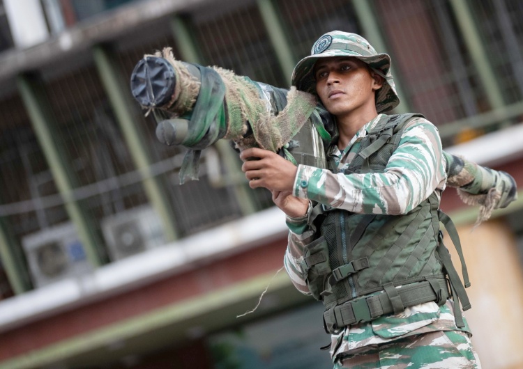 Członek wenezuelskiej milicji boliwariańskiej stoi na straży podczas prorządowej demonstracji w Caracas w Wenezueli Rośnie napięcie wokół Wenezueli. Kartele narkotykowe przeniosą się do Europy?