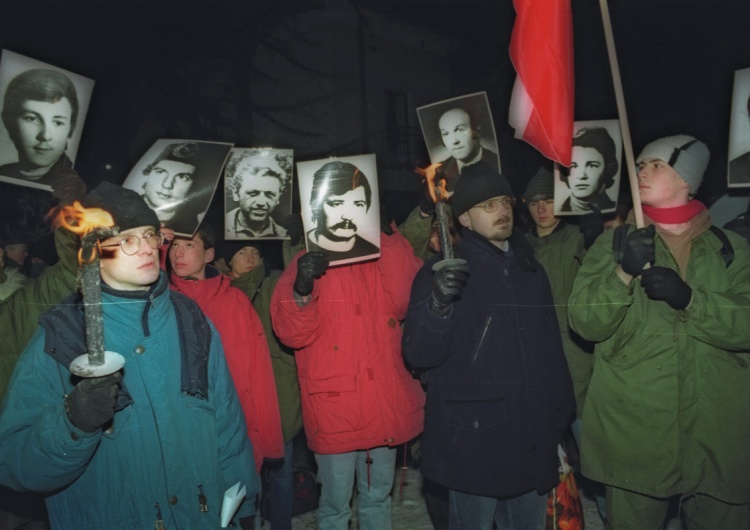 Protest ludzi, trzymających czarno-białe zdjęcia