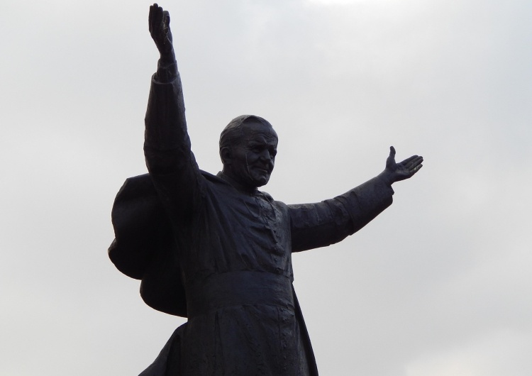 Pomnik Jana Pawła II Badania UKSW: Jan Paweł II wciąż łączy Polaków