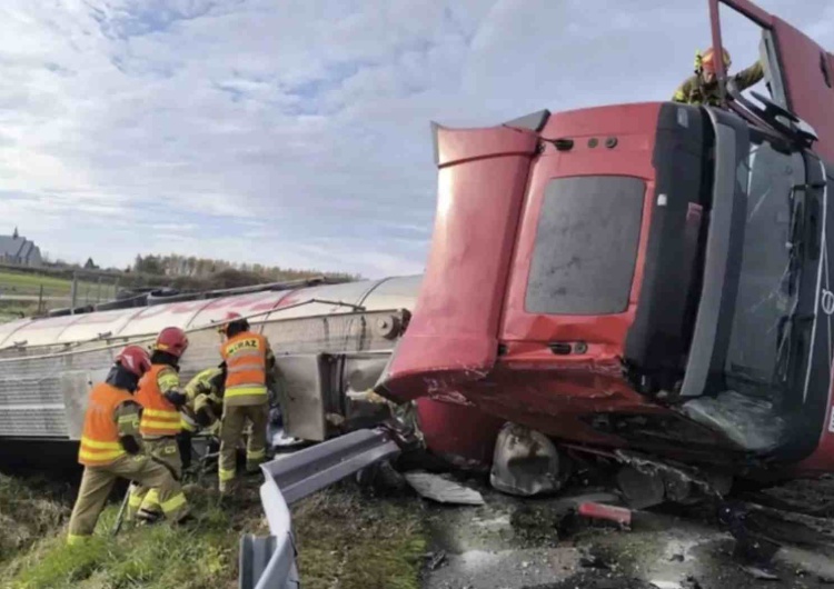 Wywrócona cysterna na A4 Wypadek cysterny na A4. W akcji grupa ratownictwa chemicznego