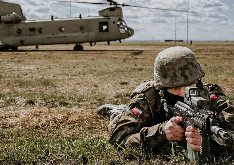 Polski żołnierz, zdjęcie poglądowe Coraz mniej Polaków popiera przywrócenie poboru do wojska [NAJNOWSZY SONDAŻ]