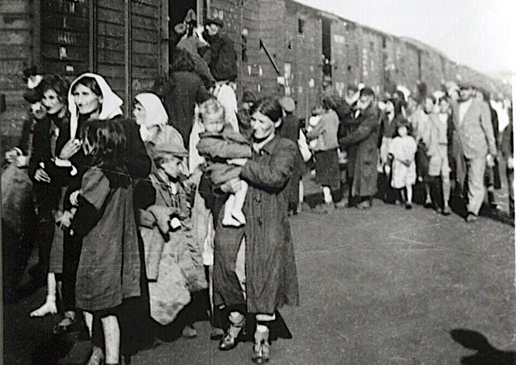 Żydzi z siedleckiego getta wsiadają do pociągu do obozu zagłady w Treblince 