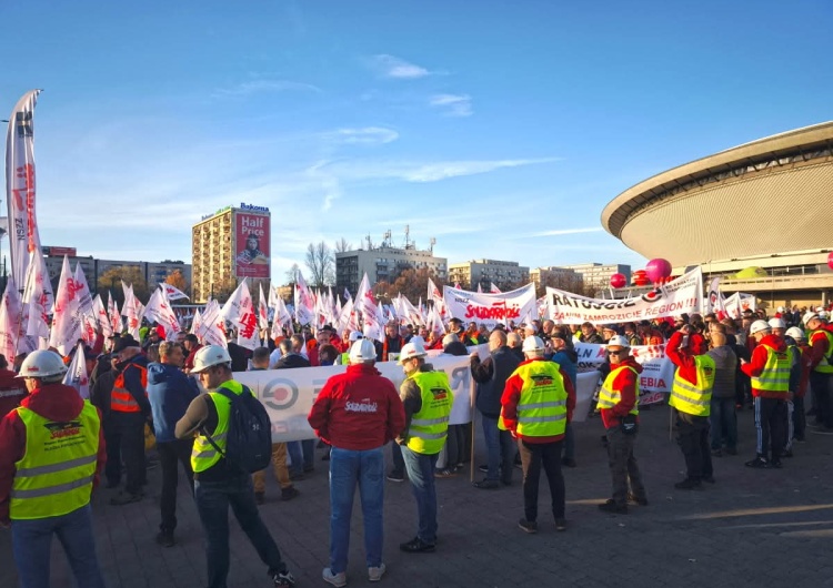 Marsz gwiaździsty w Katowicach W Katowicach ruszył marsz gwiaździsty. Solidarność protestuje w obronie przemysłu i miejsc pracy