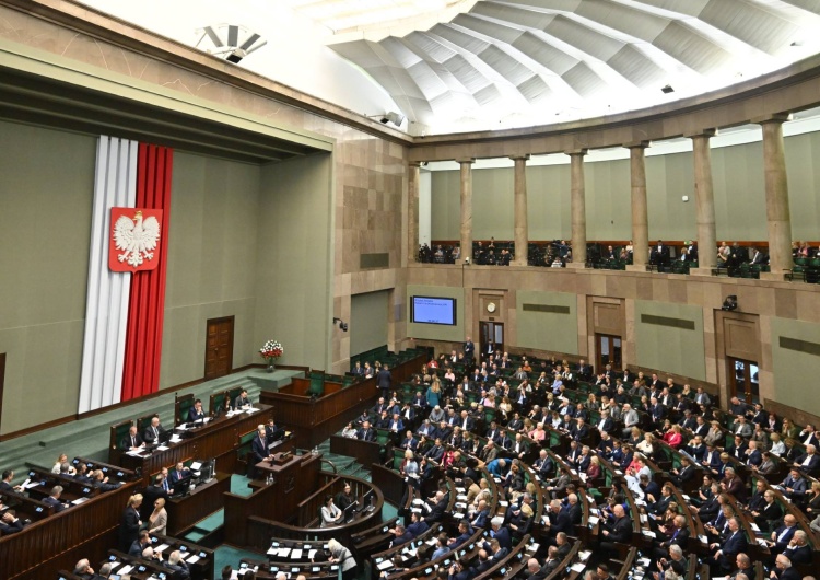 Obrady Sejmu RP Najnowszy sondaż: 6 partii w Sejmie, KO minimalnie prowadzi, ale to prawica ma większość w Sejmie