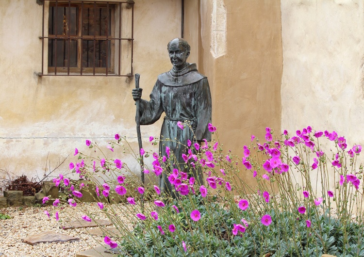 Statua św. Junipero Serry  “Nie mówią prawdy”. Kontrowersje wokół zniszczenia pomnika św. Junipero Serry
