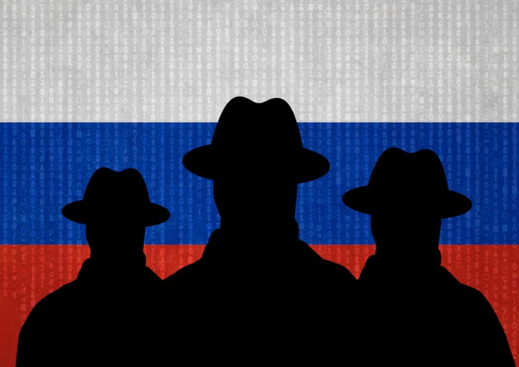 Flaga Rosji i trzy czarne sylwetki w kapeluszach Były konsul w Petersburgu: Rosjanie czekali na kogoś takiego jak Putin