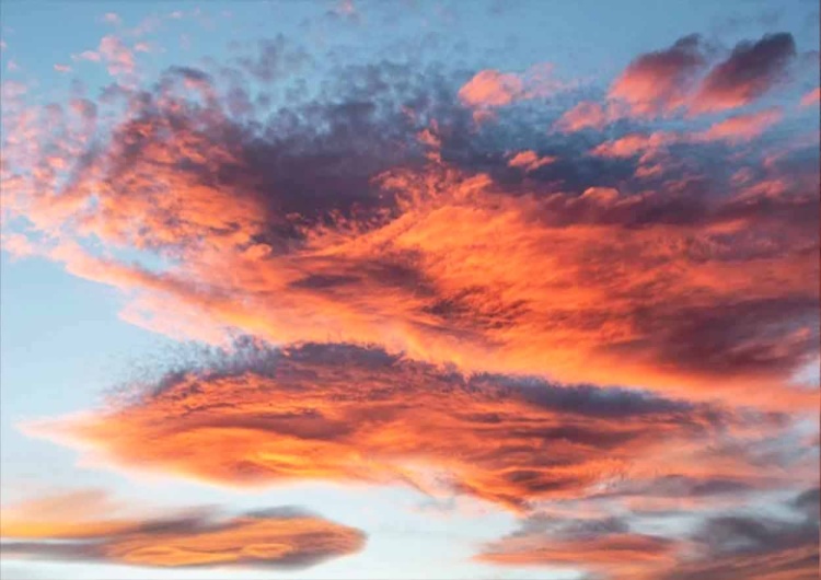 Chmury / zdjęcie poglądowe IMGW wydał komunikat. Pogoda zaskoczy