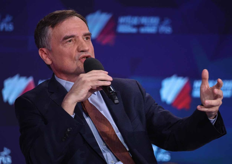 Zbigniew Ziobro Zbigniew Ziobro zabrał głos. Jest w Budapeszcie