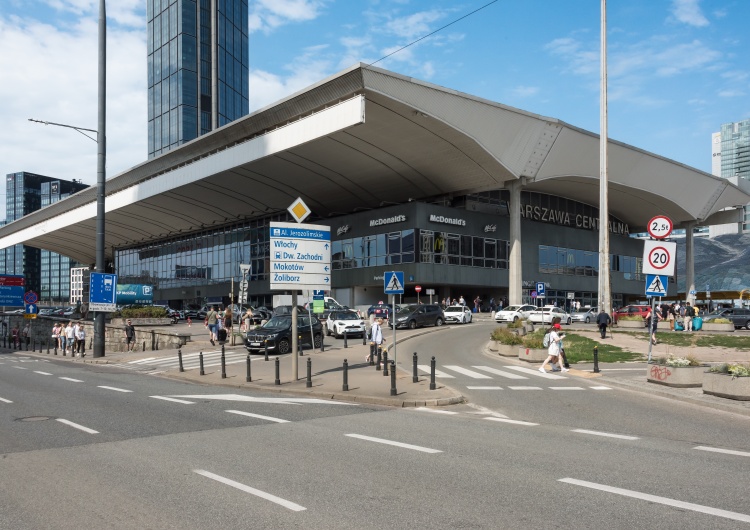 Dworzec Centralny w Warszawie W Dniu Marszu Niepodległości będą utrudnienia na kolei