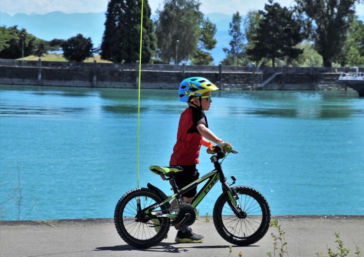 dziecko na rowerze Dzieci na rowerach i hulajnogach obowiązkowo w kaskach. Senat przyjął nowe przepisy
