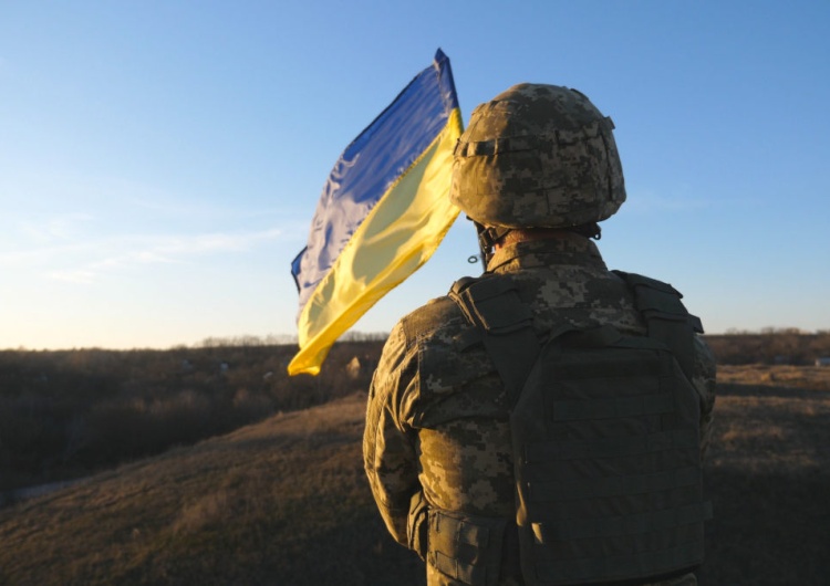 Ukraiński żołnierz sfotografowany od tyłu Ukraina nie jest naszym wrogiem, ale ktoś chce, byśmy w to uwierzyli