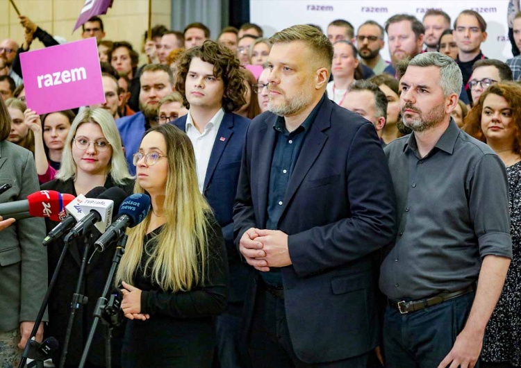 Politycy Partii Razem Posłowie Razem wyciągnęli karty w trakcie głosowania ws. Ziobry