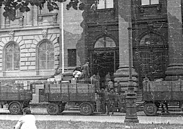Niemcy ładują na przyczepy zbiory Towarzystwa Zachęty Sztuk Pięknych. Warszawa 1944 Jest stanowisko ministerstwa kultury ws. zagrabionego przez Niemców 