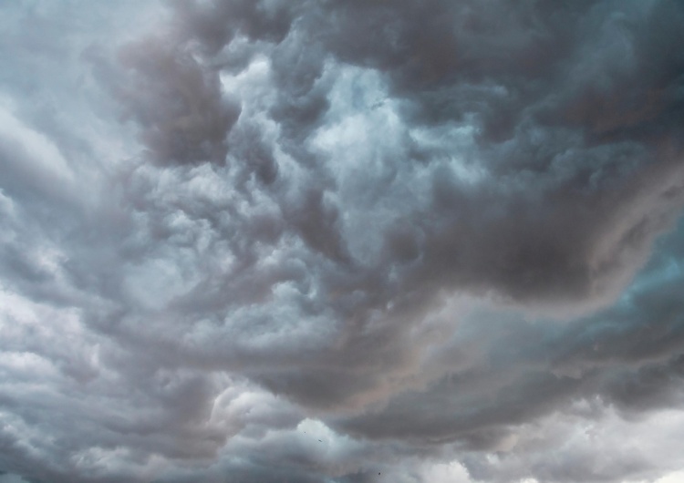 Chmury / zdjęcie poglądowe  IMGW wydał nowy komunikat. Prognoza pogody na najbliższe dni