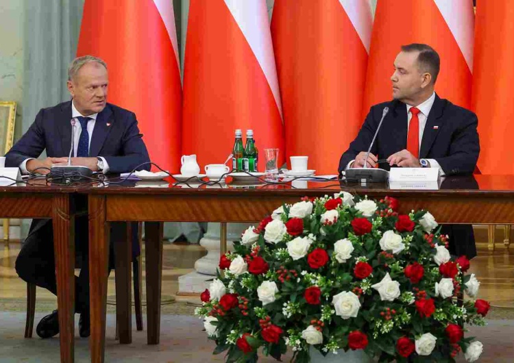Od lewej: Donald Tusk  i Karol Nawrocki Kto jest lepszym politykiem - Karol Nawrocki czy Donald Tusk. Nowy sondaż
