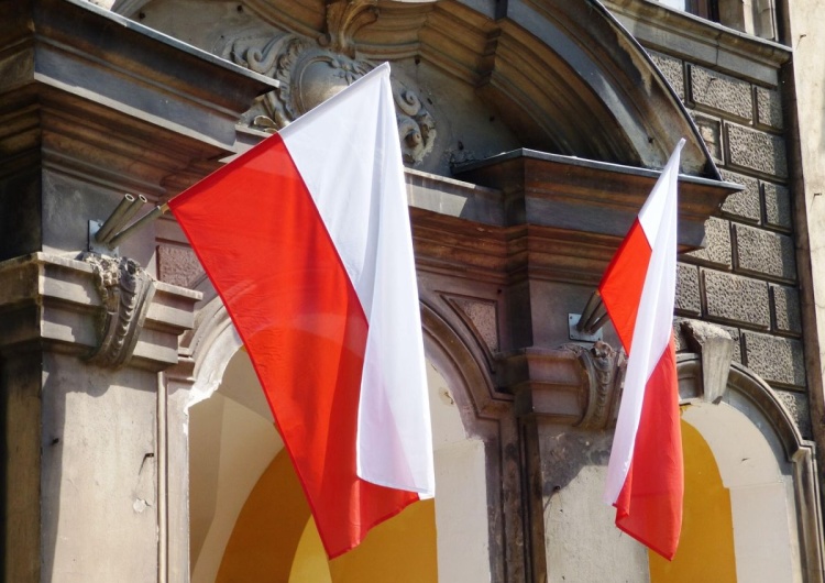 flaga Polski Wywieszasz flagę na 11 listopada? Uwaga, można dostać mandat