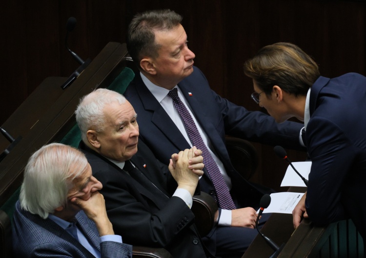 Ryszard Terlecki, prezes Jarosław Kaczyński, szef KP PiS Mariusz Błaszczak i Kacper Płażyński w Sejmie Polacy wierzą w powrót PiS. Sondaż nie pozostawia wątpliwości