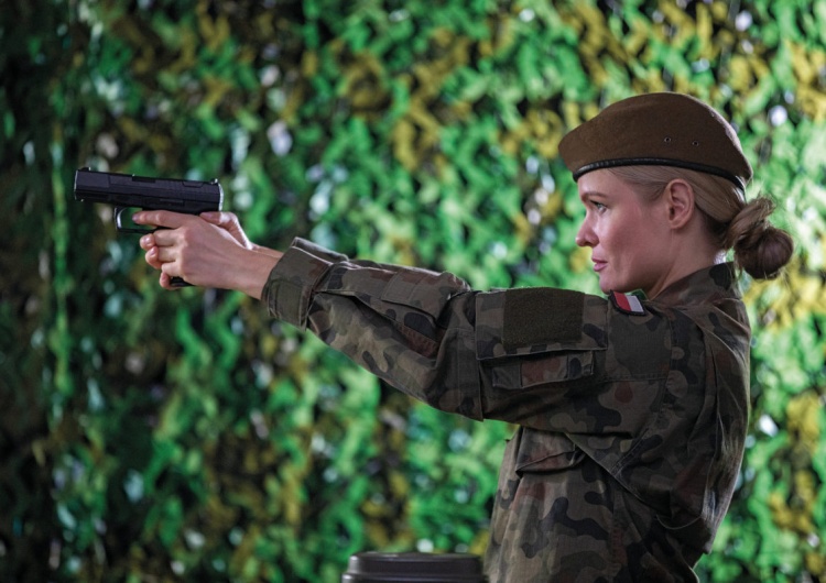 Kobieta w wojskowym mundurze Obowiązek wojskowy nie powinien obejmować kobiet