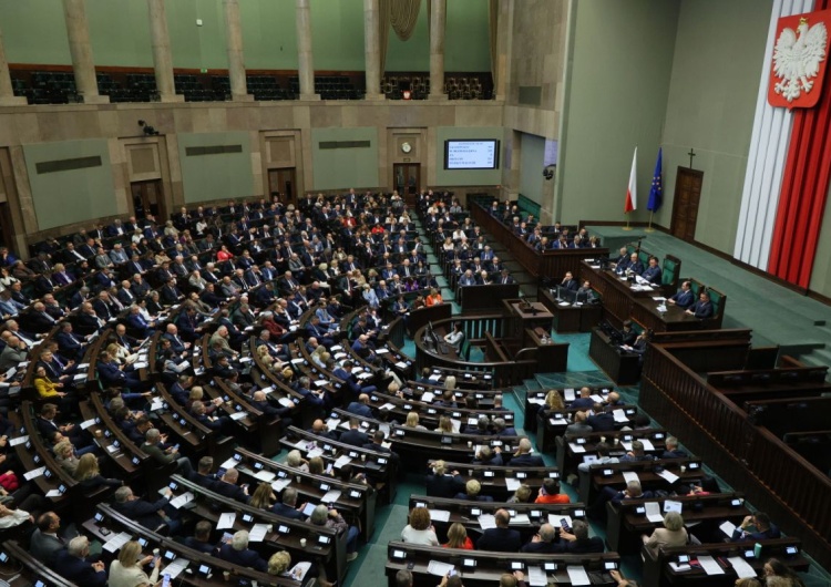 Sala sejmowa Zdecydowany lider sympatii Polaków. Tusk i Trzaskowski daleko w tyle