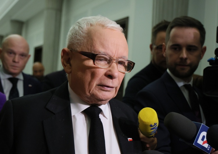 Jarosław Kaczyński „NFZ bankrutuje, a premier z popcornem organizuje igrzyska”. Jarosław Kaczyński nie przebiera w słowach