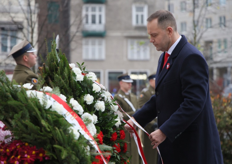Karol Nawrocki Prezydent Nawrocki złożył wieńce przed pomnikami Ojców Niepodległości