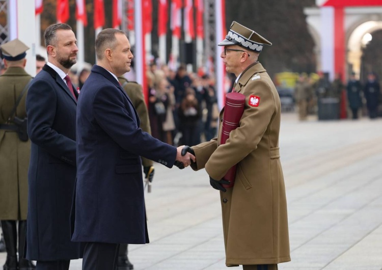 Pl. Piłsudskiego, Karol Nawrocki wręcza awanse generalskie Prezydent Nawrocki wręczył awanse generalskie oficerom wojska, straży pożarnej i policji