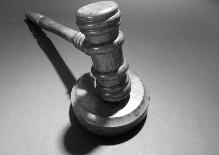 Młotek sędziowski Cztery prawnicze głosy na zespole do spraw przeciwdziałaniu bezprawiu