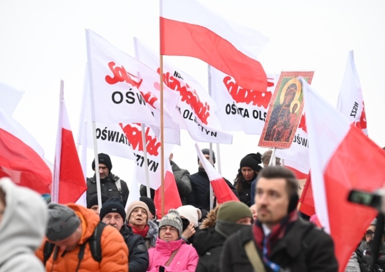 Protest oświatowej Solidarności - zdjęcie poglądowe Oflagowane szkoły i przedszkola. Oświatowa Solidarność rozpoczyna protest