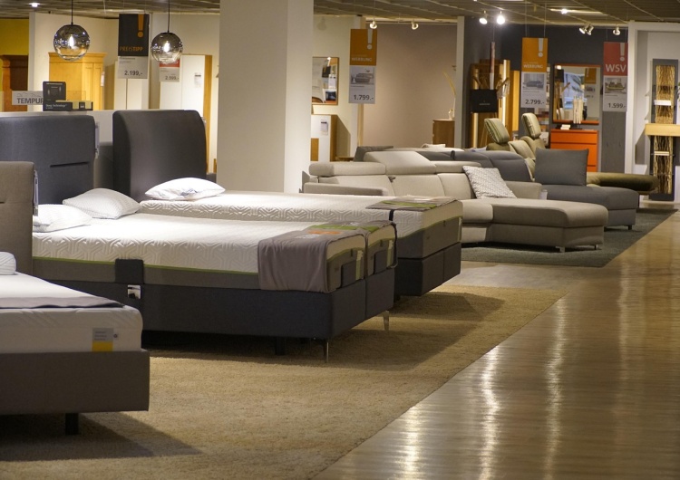 zdjęcie ilustracyjne Black Red White zwolni kilkuset pracowników