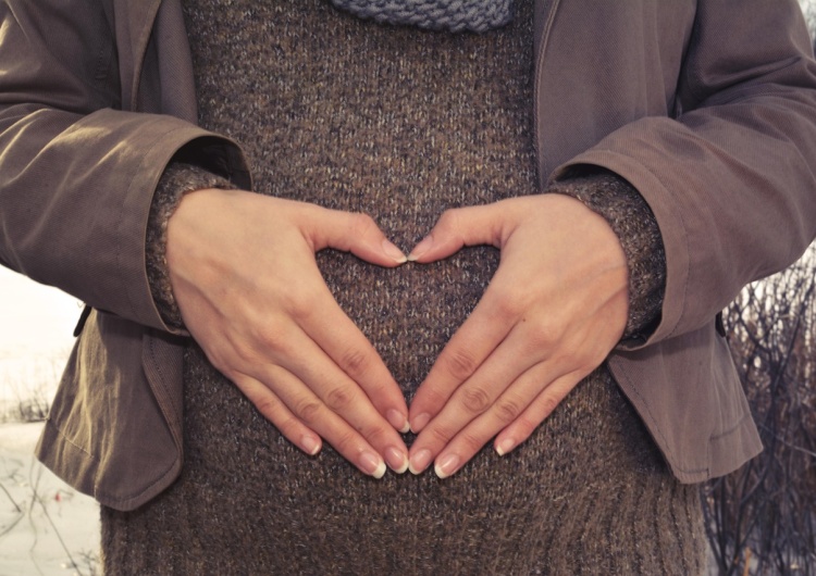 Kobieta ciężarna/zdjęcie poglądowe Posłowie PE głosowali za wpisaniem aborcji do Karty Praw Podstawowych UE