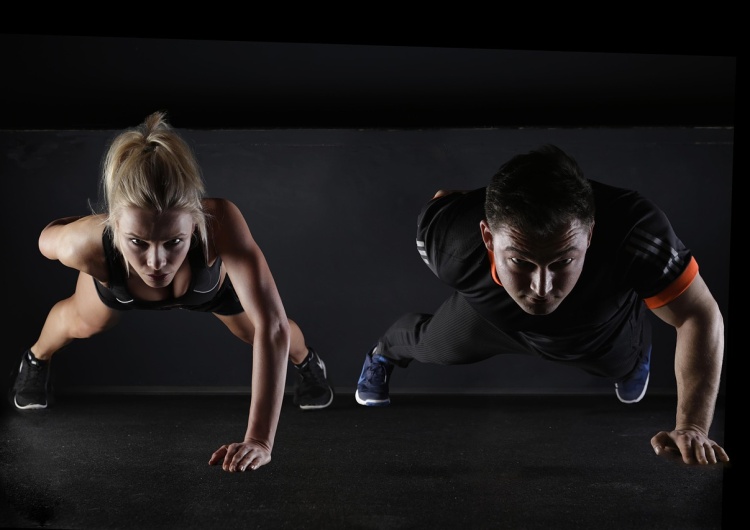 Kobieta i mężczyzna robiący pompki. Ilustracja poglądowa Koniec ideologii gender w sporcie?