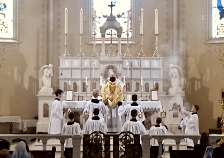 Msza trydencka Papież nie zniesie ograniczeń dotyczących sprawowania Mszy trydenckiej, ale przewiduje dyspensy