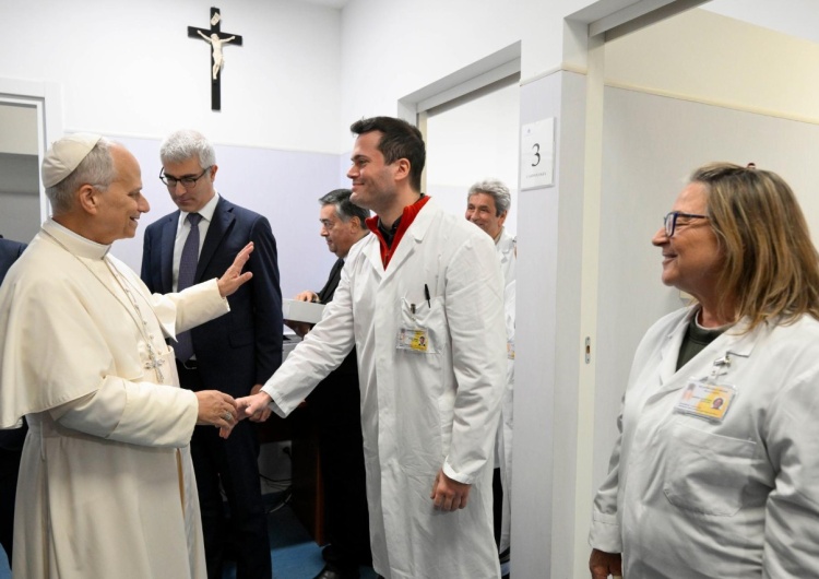 Leon XIV wśród pracowników ambulatorium Leon XIV otworzył w Watykanie przychodnię dla ubogich