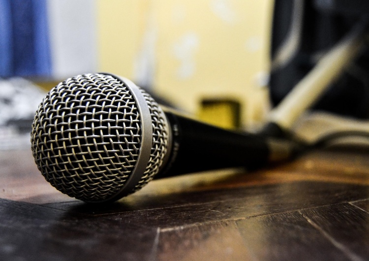 Mikrofon, zdjęcie poglądowe Znany polski raper ścigany czerwoną notą Interpolu