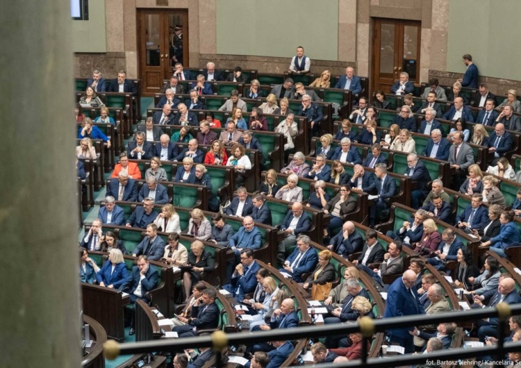 Obrady Sejmu RP PiS i KO idą łeb w łeb, potężny spadek Konfederacji. Zobacz najnowszy sondaż