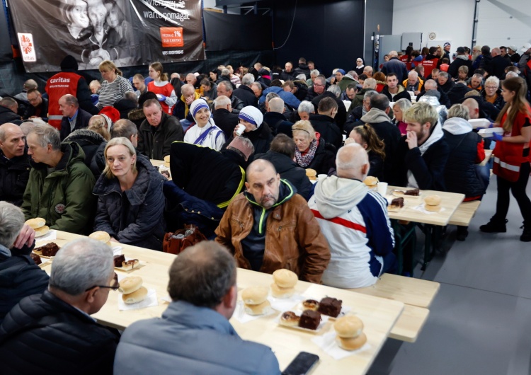 Posiłek dla ubogich w Częstochowie Kościół katolicki obchodzi dziś IX Światowy Dzień Ubogich