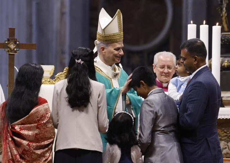 Leon XIV błogosławiący zebranych w czasie Jubileuszu Ubogich Jubileusz Ubogich. Papież: Kościół pragnie być matką ubogich