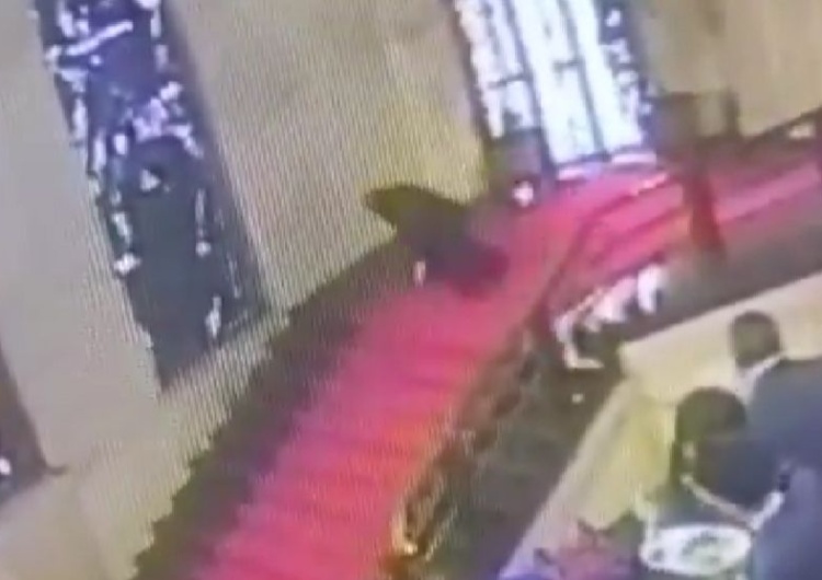 Dramatyczny wypadek włoskiego polityka w Rzymie   Wypadek w rzymskim ministerstwie. Przedstawiciel władz Sardynii zniszczył zabytkowy witraż [WIDEO]