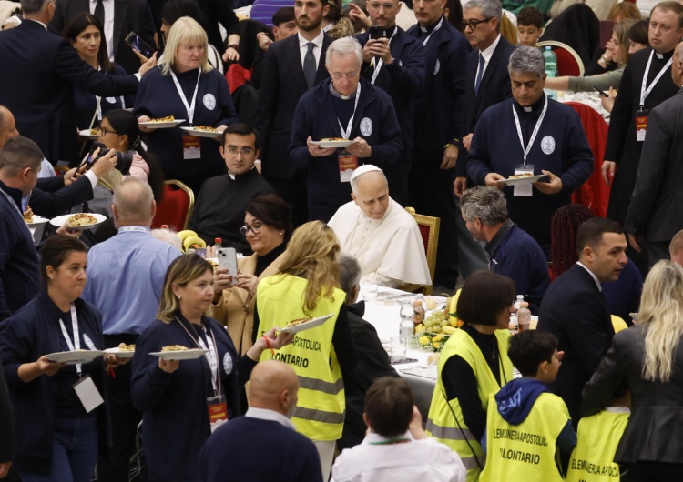 Leon XIV na obiedzie z ubogimi Leon XIV zjadł obiad z osobami ubogimi