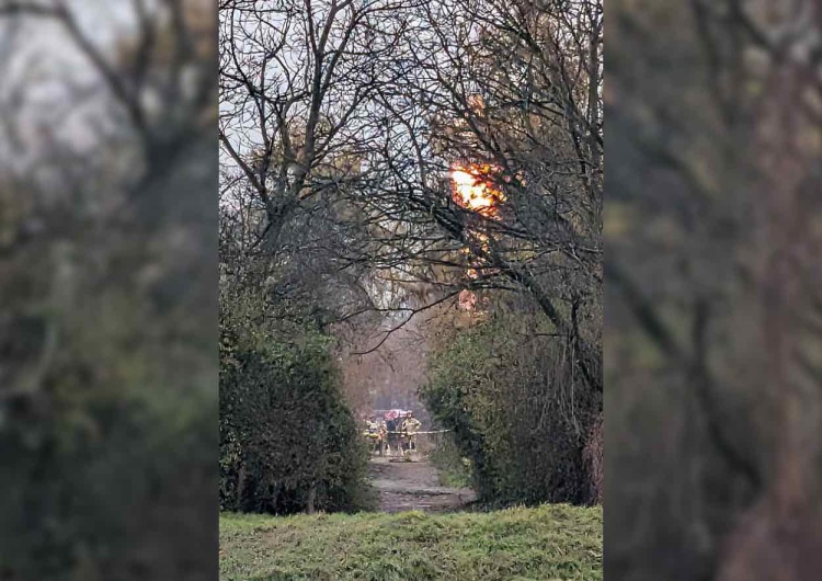 Akcja służb w miejscu rozszczelnienia gazociągu średniego ciśnienia na terenie ogrodów działkowych przy ul. Komandosów w Krakowie Wyciek gazu w Krakowie. Miasto wydało komunikat
