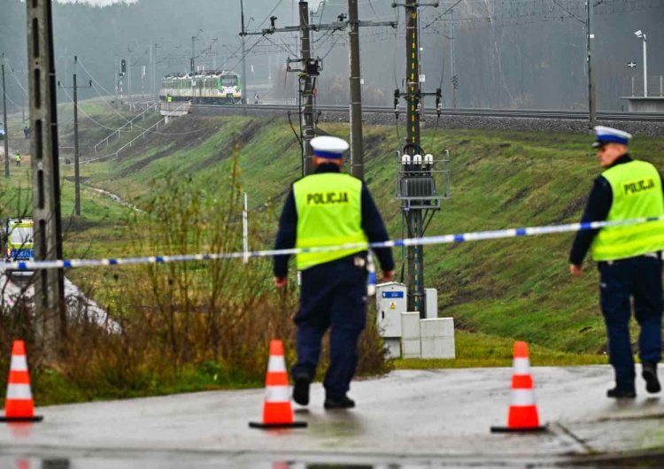 Działania służb przy zniszczonym fragmencie torowiska na trasie Dęblin-Warszawa przy stacji kolejowej w okolicy miejscowości Mika Eksplozja na torach. Są nowe informacje