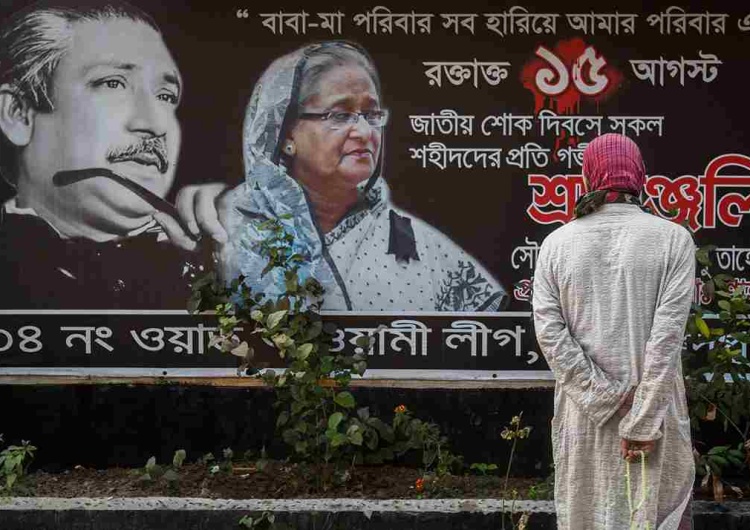 Billboard w Bangladeszu z Sheikh Hasiną Wajed (po prawej) Była premier skazana na karę śmierci 