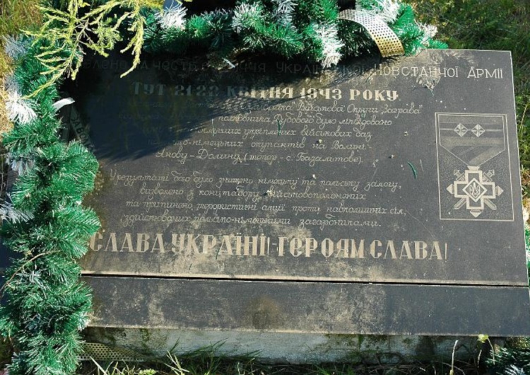 Płyta z ukraińskimi napisami Świadek ludobójstwa wołyńskiego: Wciąż stoi pomnik wychwalający mord UPA na Polakach