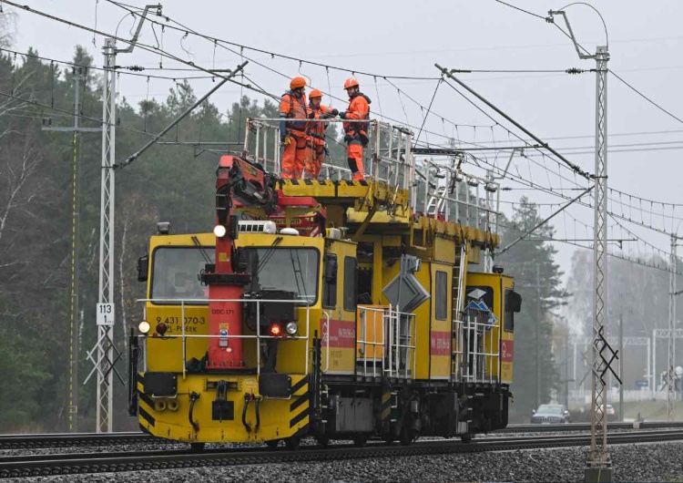 Prace naprawcze przy sieci trakcyjnej pomiędzy stacjami Puławy-Azoty i Puławy Chemia Wykryto nowy sabotaż na kolei. Tym razem w okolicy Azotów Puławy