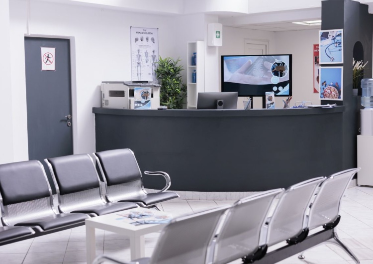 poczekalnia SOR Od 2026 r. porody na SOR? Minister zdrowia wyjaśnia zasady