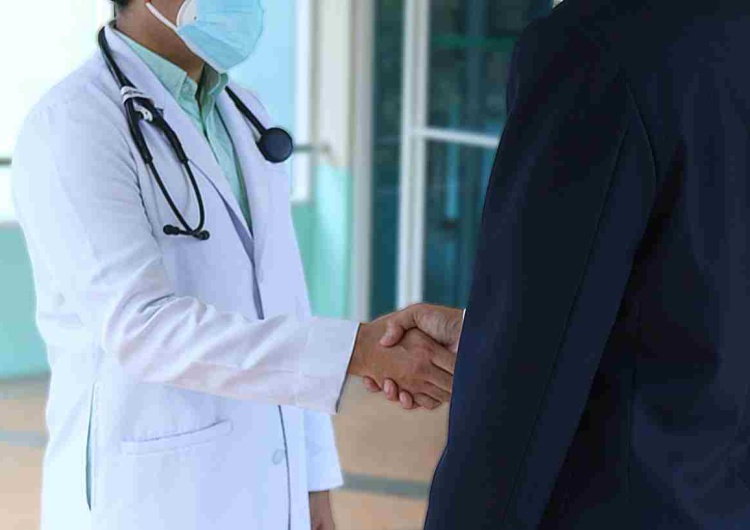 Wizyta u lekarza (zdj. ilustracyjne) Niemieckie supermarkety biorą się za leczenie ludzi 