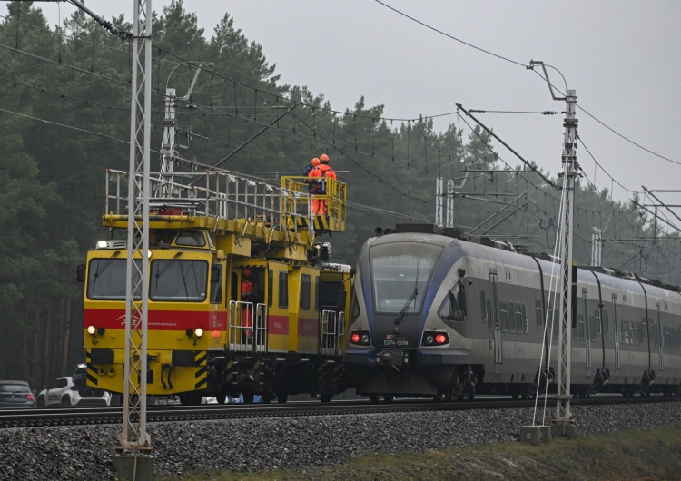 Puławy. Zerwana sieć trakcyjna Szef MON: Śmigłowiec, drony i terytorialsi pomogą w patrolowaniu linii kolejowych