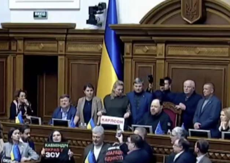 Blokada mównicy w  Radzie Najwyższej Ukrainy Blokada w ukraińskim parlamencie. Żądanie dymisji rządu 